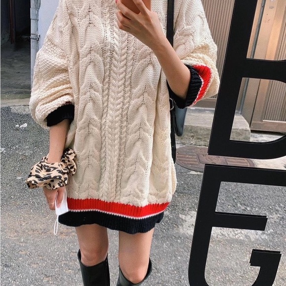 Cozy Knit Sweater with Red and Black Accents - Picture 5 of 7